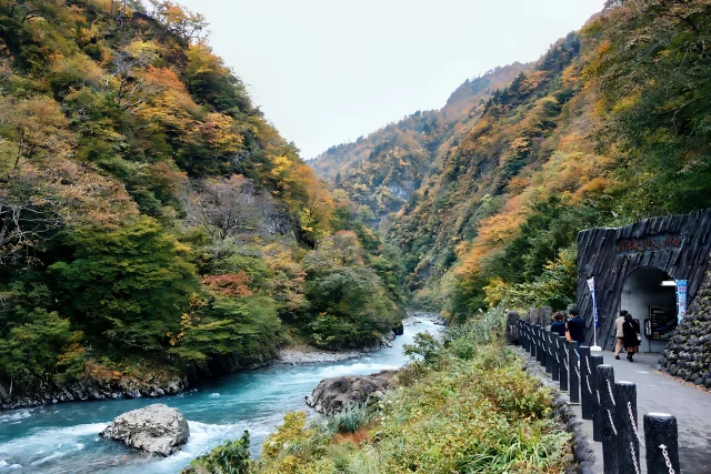 Autumn foliage, the Kiyotsu River and the entrance to Kiyotsu Gorge Tunnel.