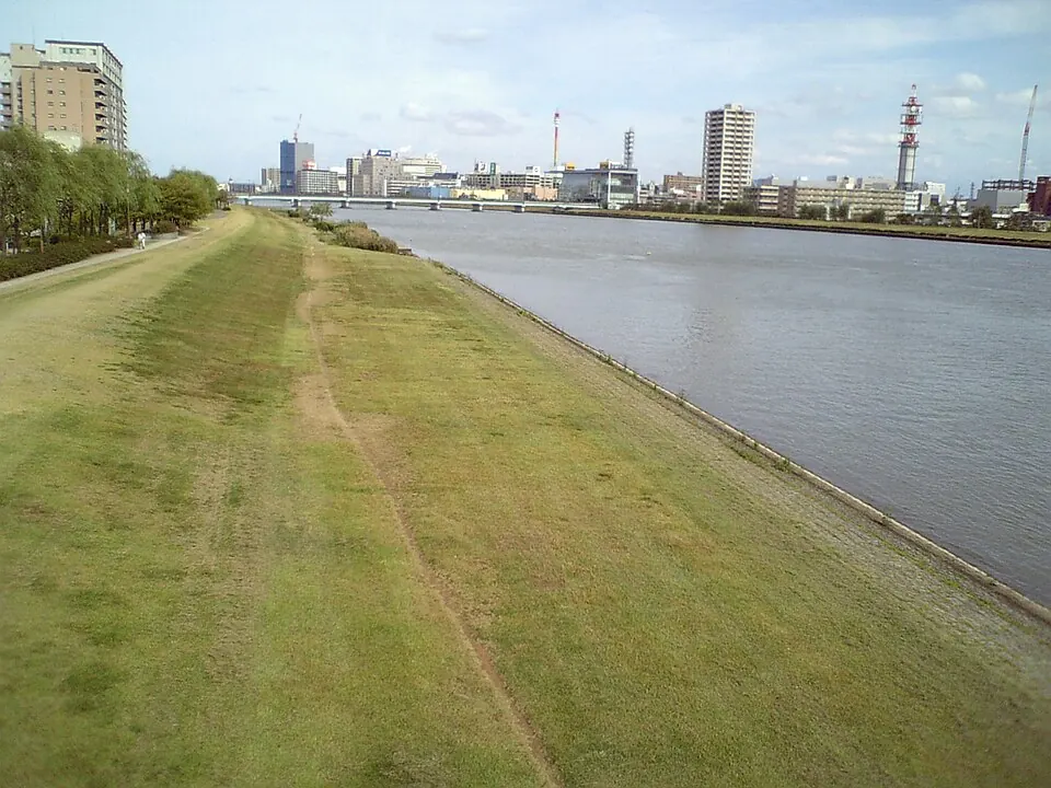 Grassy banks of Yasuragi-tei beside the Shinano River