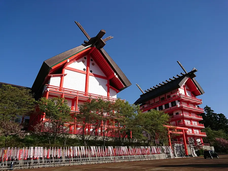 Red and white shrine buildings at Houtokusan Inari Taisha