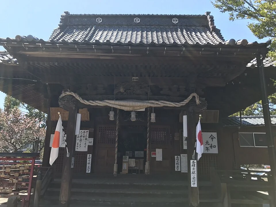 Tiled roof and thick sacred rope on a shrine building at Kanbara Shrine