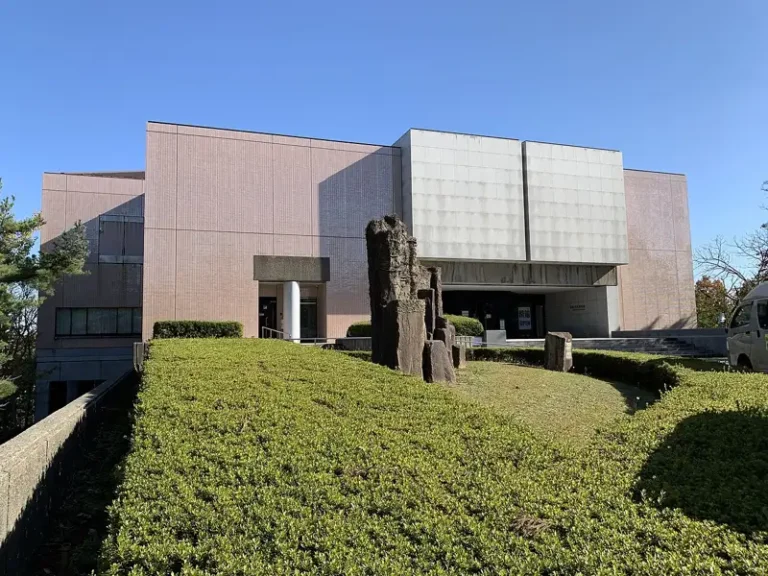 Entrance facade of Kashiwazaki City Museum