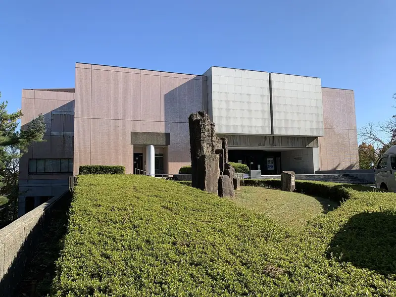 Entrance facade of Kashiwazaki City Museum