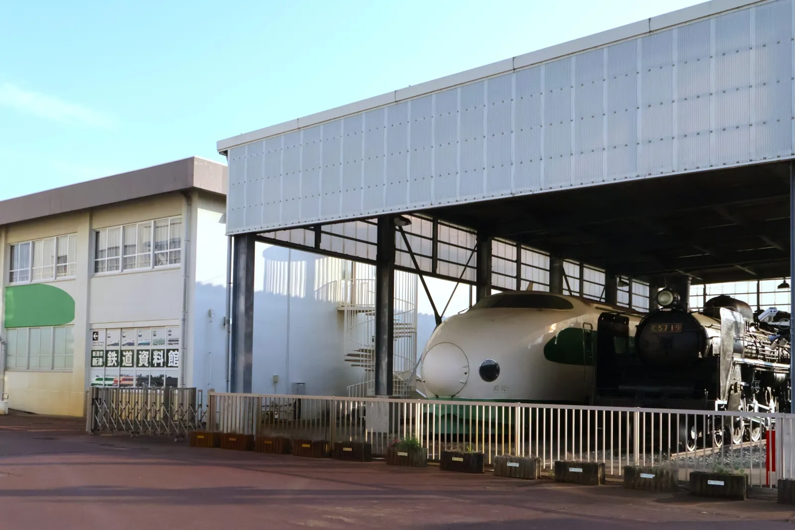 Preserved 200-series Shinkansen and C57 No. 19 steam locomotive at Niitsu Railway Museum